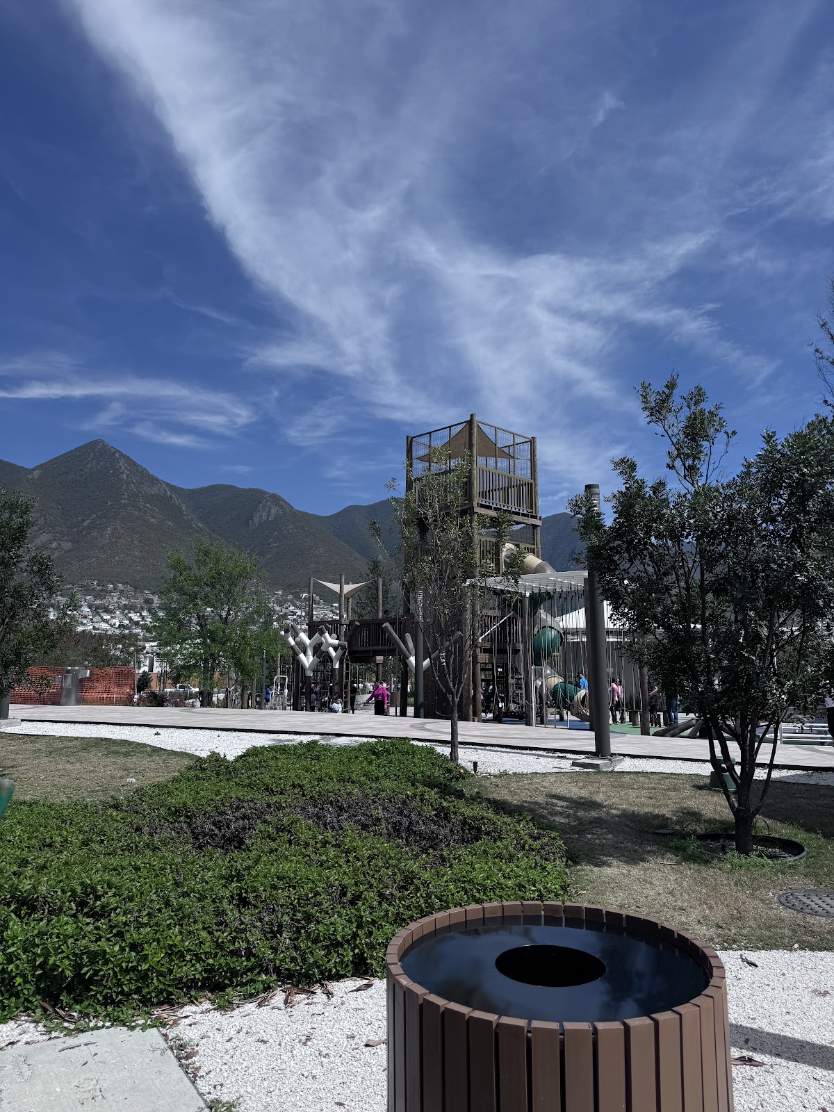 Ciclistas en Esfera Bike Park