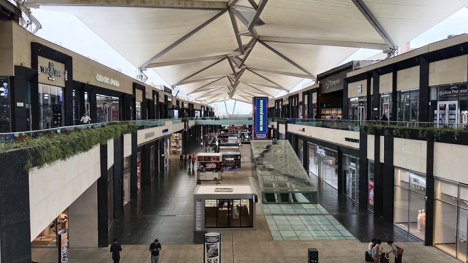 La cubierta tensada al aire libre sobre la calle comercial de Esfera