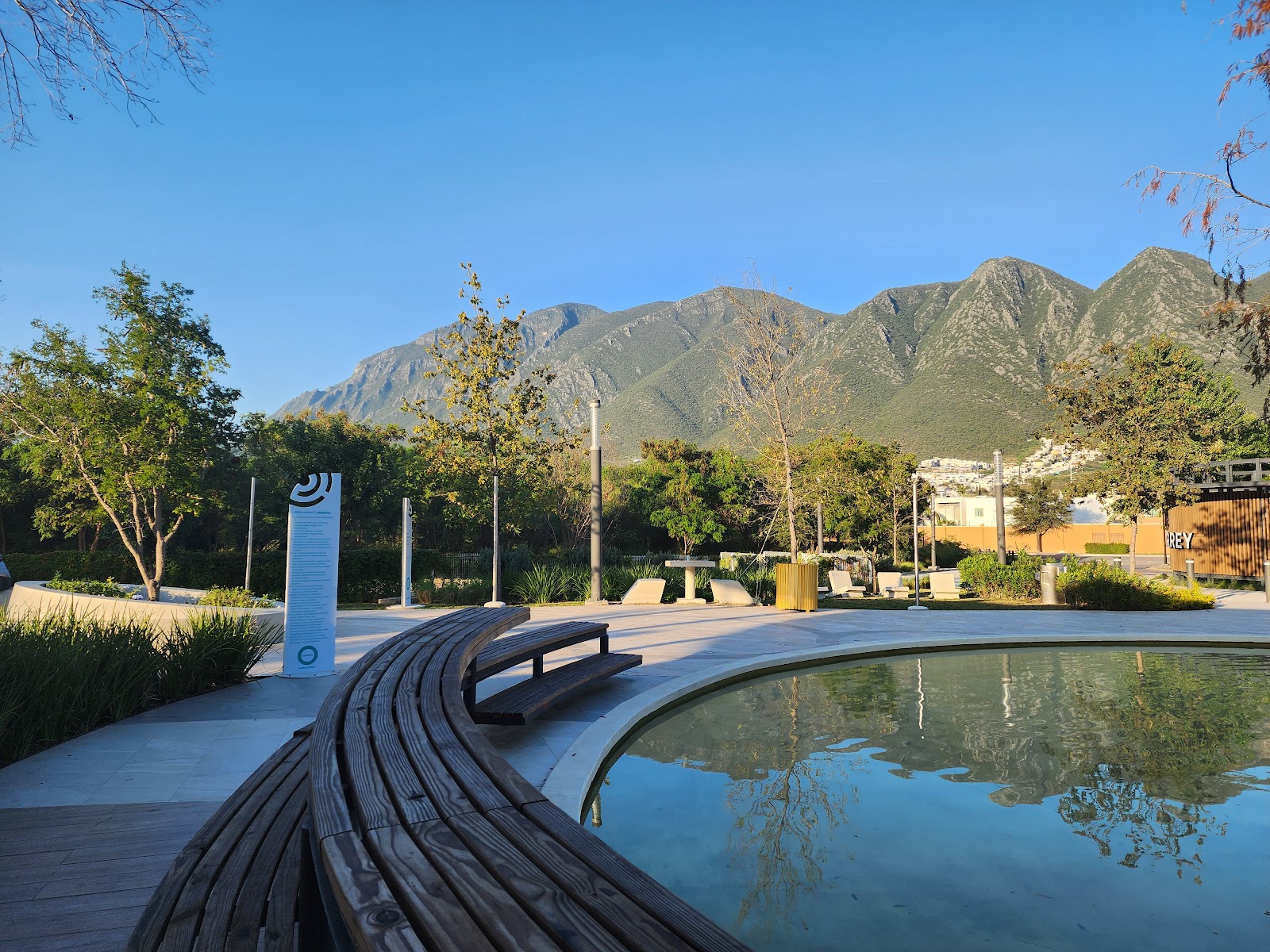 Espejo de agua en Esfera Park